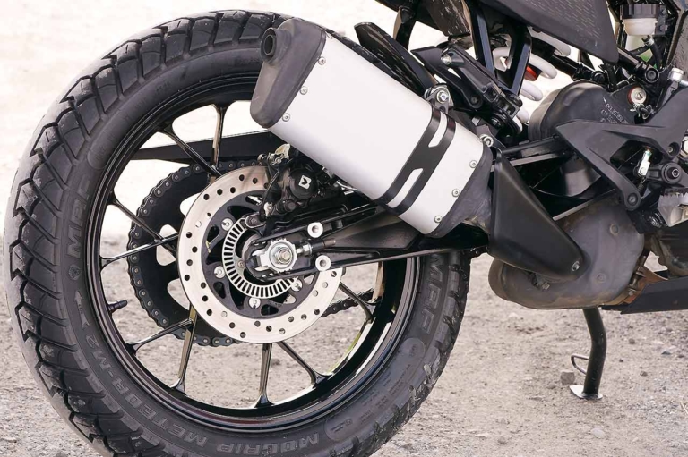 KTM 250アドベンチャー|マフラー|ABS|KTM 250/390アドベンチャー試乗比較【ディテール編|取り回し軽快な単気筒マシン】