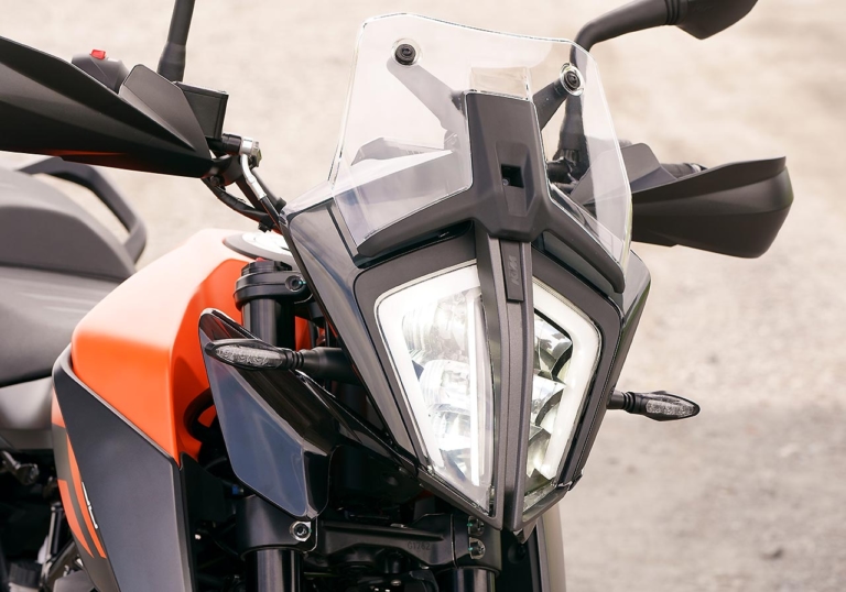 KTM 390アドベンチャー|ヘッドライト|KTM 250/390アドベンチャー試乗比較【ディテール編|取り回し軽快な単気筒マシン】