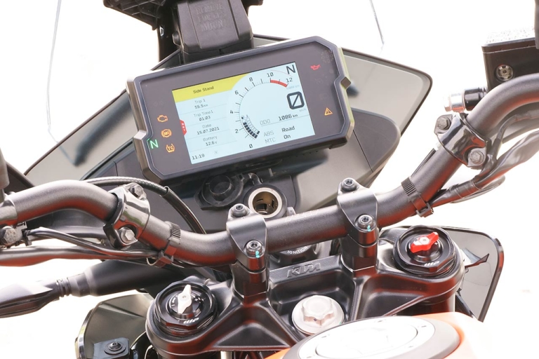 KTM 390アドベンチャー|液晶メーター|KTM 250/390アドベンチャー試乗比較【ディテール編|取り回し軽快な単気筒マシン】
