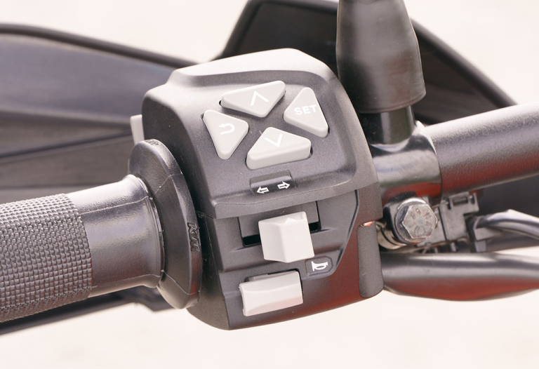 KTM 390アドベンチャー|操作スイッチ|KTM 250/390アドベンチャー試乗比較【ディテール編|取り回し軽快な単気筒マシン】