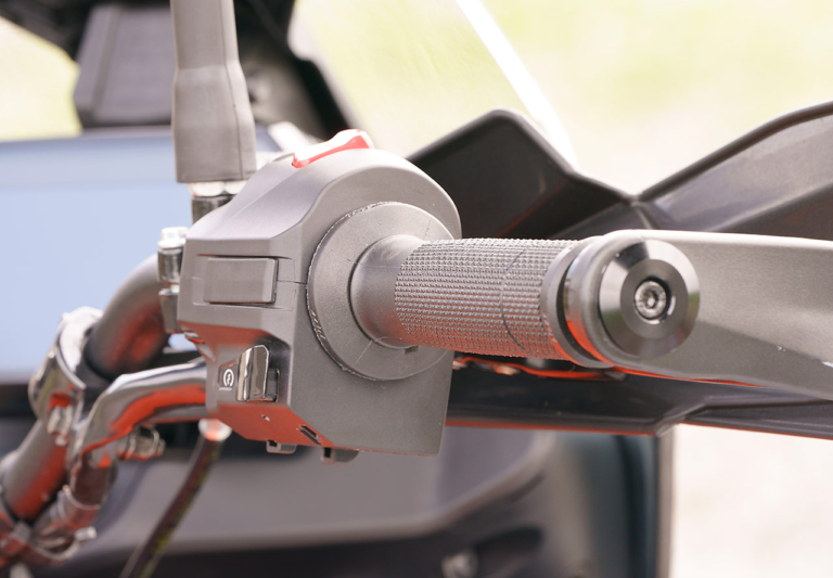 KTM 390アドベンチャー|ライドバイワイヤー|KTM 250/390アドベンチャー試乗比較【ディテール編|取り回し軽快な単気筒マシン】