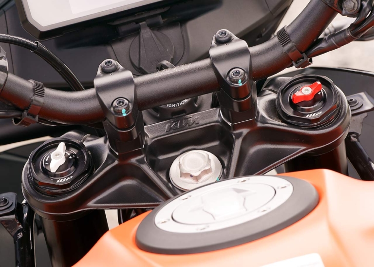 KTM 390アドベンチャー|スプリング調整|KTM 250/390アドベンチャー試乗比較【ディテール編|取り回し軽快な単気筒マシン】