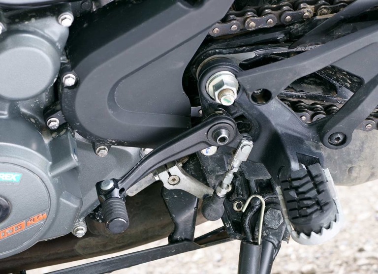 KTM 390アドベンチャー|クイックシフター|KTM 250/390アドベンチャー試乗比較【ディテール編|取り回し軽快な単気筒マシン】