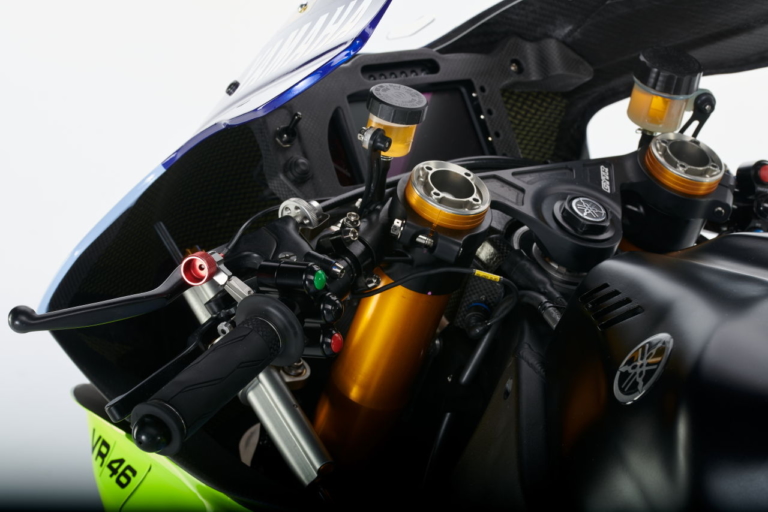 R1 GYTR VR46 Tribute|ヤマハがロッシに特別仕様「R1 GYTR VR46 Tribute」をプレゼント! お別れ会「One More Lap」で