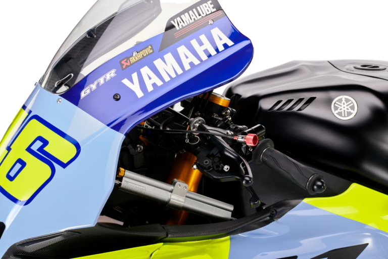R1 GYTR VR46 Tribute|ヤマハがロッシに特別仕様「R1 GYTR VR46 Tribute」をプレゼント! お別れ会「One More Lap」で