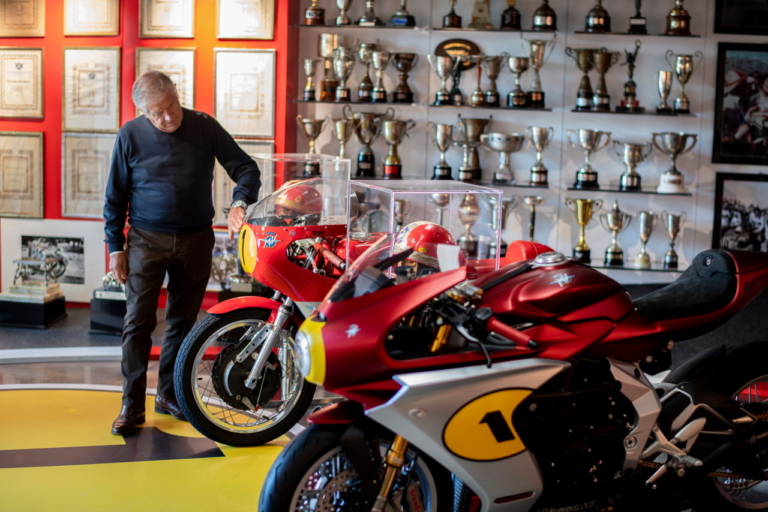Giacomo Agostini|世界限定311台のMVアグスタ「スーパーベローチェ アゴ」登場! やっぱりこの色が一番!?