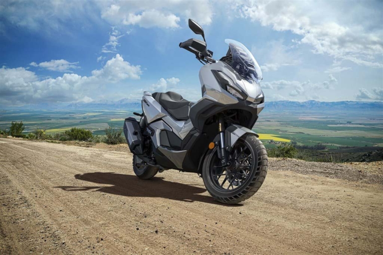 スパングルシルバーメタリック|ホンダ新型「ADV350」見参!! 欧州にタフ・スクーター投入で国内はADV250の可能性も出てきた!