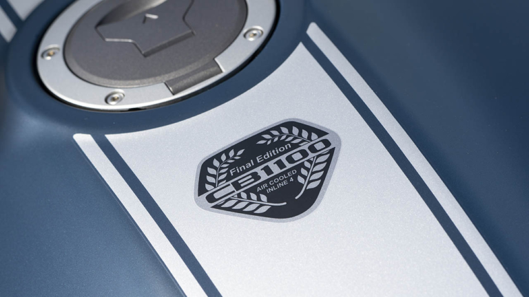 ホンダCB1100RSファイナルエディション | 専用ステッカー|最後の空冷4発をとくと見よ! ホンダCB1100ファイナルエディション【ディテール徹底解説】