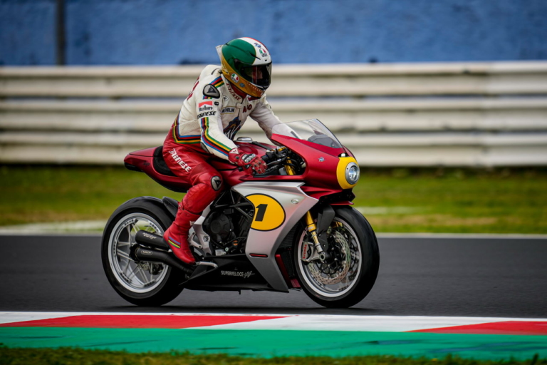 Giacomo Agostini|世界限定311台のMVアグスタ「スーパーベローチェ アゴ」登場! やっぱりこの色が一番!?