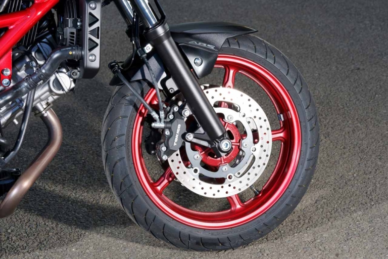スズキ SV650 フロント足まわり｜生産終了でも色褪せないスズキの名機SV650ABS! 中古車購入前に知りたいポジションと走行性能を、2021年モデル試乗レビューで振り返り【バイク選び】