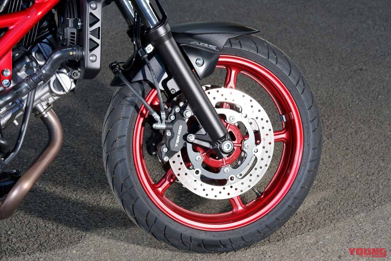 スズキ SV650 フロント足まわり|スズキ「SV650」秘伝の鼓動感が詰まった秀作Vツイン! エンジンの“気持ちよさ”に100%納得