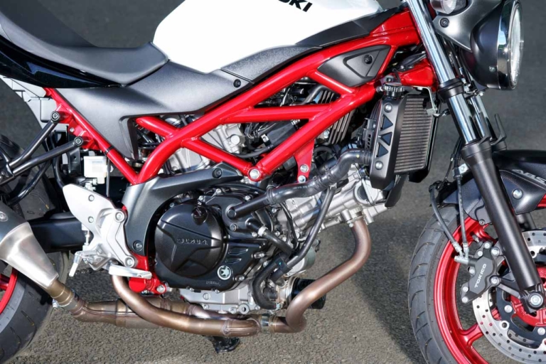 スズキ SV650 エンジン|生産終了でも色褪せないスズキの名機SV650ABS! 中古車購入前に知りたいポジションと走行性能を、2021年モデル試乗レビューで振り返り【バイク選び】
