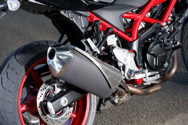 スズキ SV650 マフラー|生産終了でも色褪せないスズキの名機SV650ABS! 中古車購入前に知りたいポジションと走行性能を、2021年モデル試乗レビューで振り返り【バイク選び】