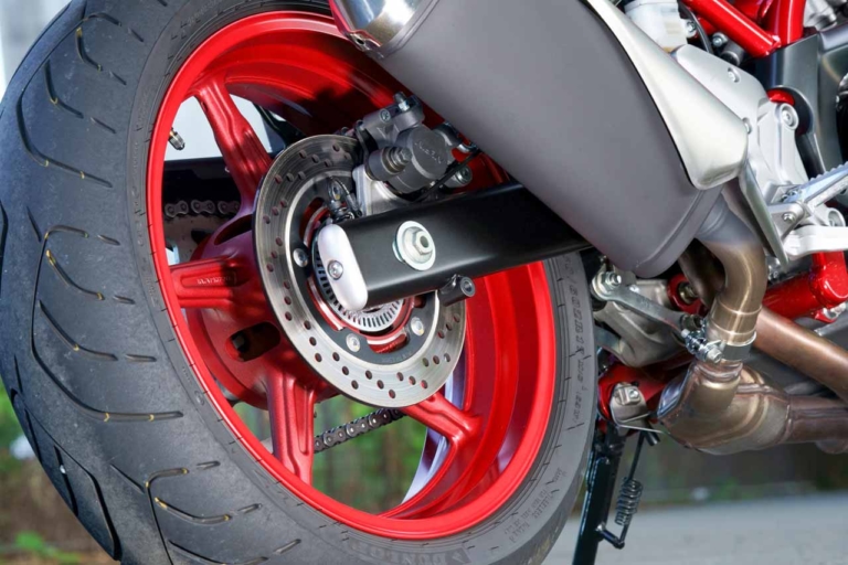 スズキ SV650 リアブレーキ｜生産終了でも色褪せないスズキの名機SV650ABS! 中古車購入前に知りたいポジションと走行性能を、2021年モデル試乗レビューで振り返り【バイク選び】