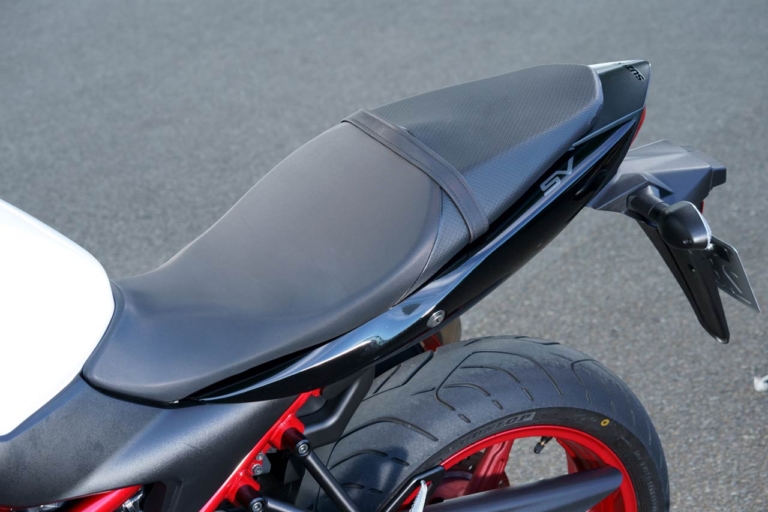 スズキ SV650 シート｜生産終了でも色褪せないスズキの名機SV650ABS! 中古車購入前に知りたいポジションと走行性能を、2021年モデル試乗レビューで振り返り【バイク選び】