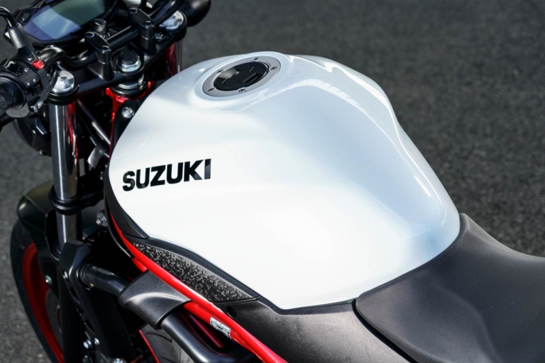 スズキ SV650 燃料タンク｜生産終了でも色褪せないスズキの名機SV650ABS! 中古車購入前に知りたいポジションと走行性能を、2021年モデル試乗レビューで振り返り【バイク選び】