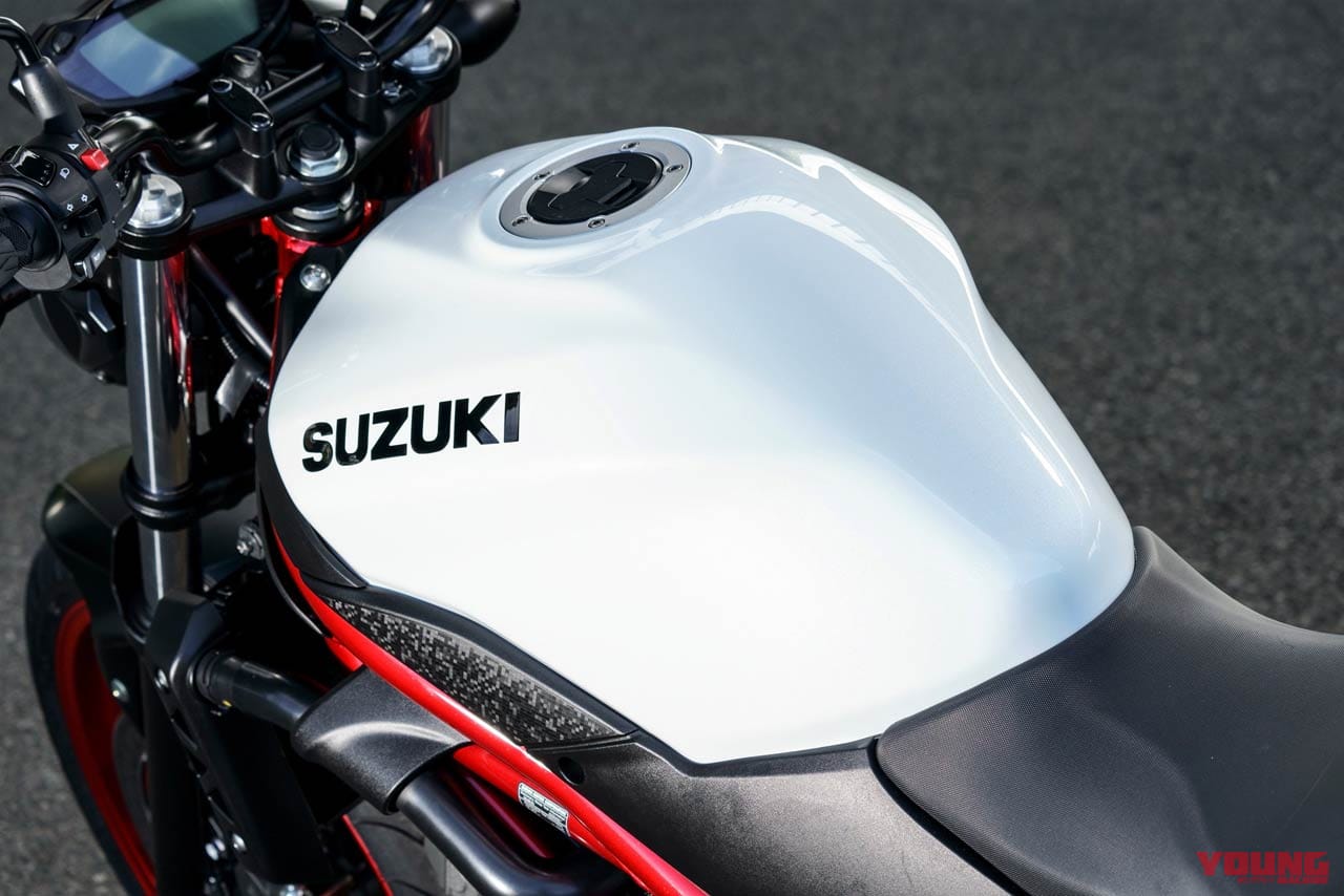 スズキ SV650 燃料タンク|スズキ「SV650」秘伝の鼓動感が詰まった秀作Vツイン! エンジンの“気持ちよさ”に100%納得