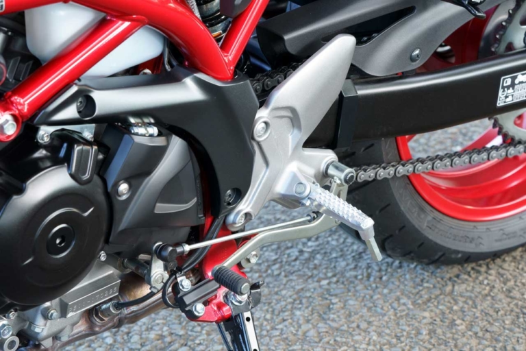 スズキ SV650 ステップ｜生産終了でも色褪せないスズキの名機SV650ABS! 中古車購入前に知りたいポジションと走行性能を、2021年モデル試乗レビューで振り返り【バイク選び】