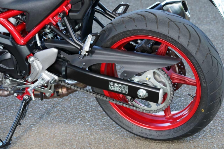スズキ SV650 スイングアーム｜生産終了でも色褪せないスズキの名機SV650ABS! 中古車購入前に知りたいポジションと走行性能を、2021年モデル試乗レビューで振り返り【バイク選び】