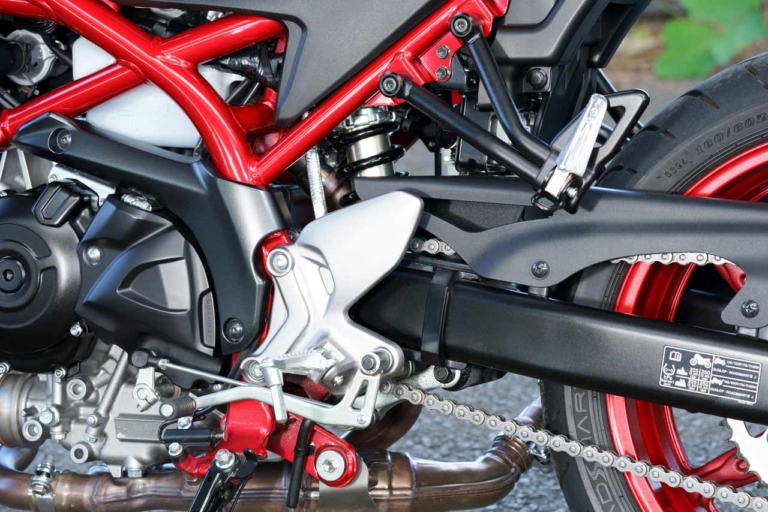 スズキ SV650 リヤサスペンション｜生産終了でも色褪せないスズキの名機SV650ABS! 中古車購入前に知りたいポジションと走行性能を、2021年モデル試乗レビューで振り返り【バイク選び】