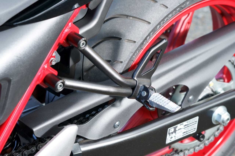 スズキ SV650 タンデムステップ｜生産終了でも色褪せないスズキの名機SV650ABS! 中古車購入前に知りたいポジションと走行性能を、2021年モデル試乗レビューで振り返り【バイク選び】