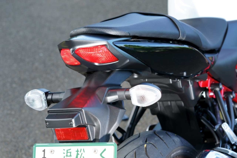 スズキ SV650 テールランプ&ストップランプ|生産終了でも色褪せないスズキの名機SV650ABS! 中古車購入前に知りたいポジションと走行性能を、2021年モデル試乗レビューで振り返り【バイク選び】