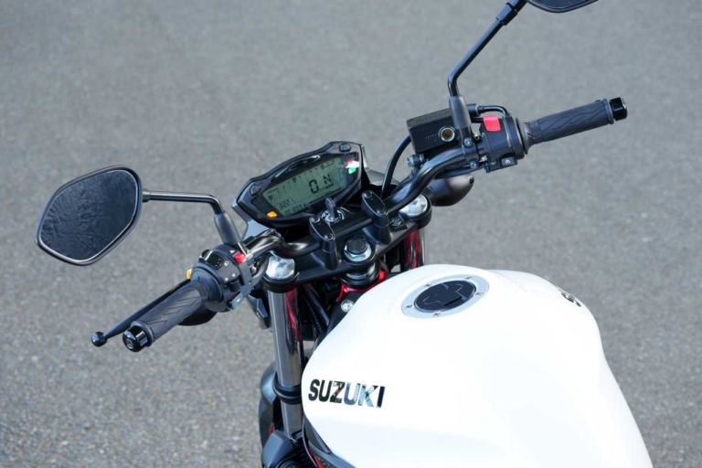 スズキ SV650 ハンドル|生産終了でも色褪せないスズキの名機SV650ABS! 中古車購入前に知りたいポジションと走行性能を、2021年モデル試乗レビューで振り返り【バイク選び】