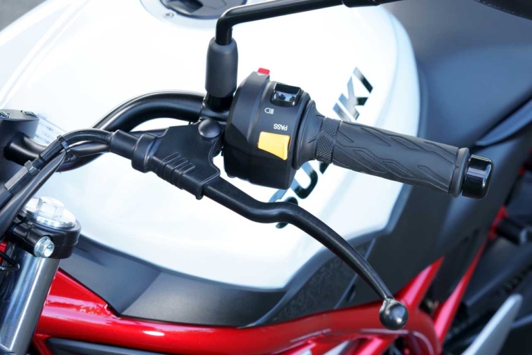 スズキ SV650 クラッチレバー|生産終了でも色褪せないスズキの名機SV650ABS! 中古車購入前に知りたいポジションと走行性能を、2021年モデル試乗レビューで振り返り【バイク選び】