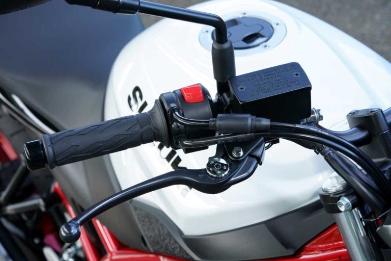 スズキ SV650 ブレーキレバー|生産終了でも色褪せないスズキの名機SV650ABS! 中古車購入前に知りたいポジションと走行性能を、2021年モデル試乗レビューで振り返り【バイク選び】