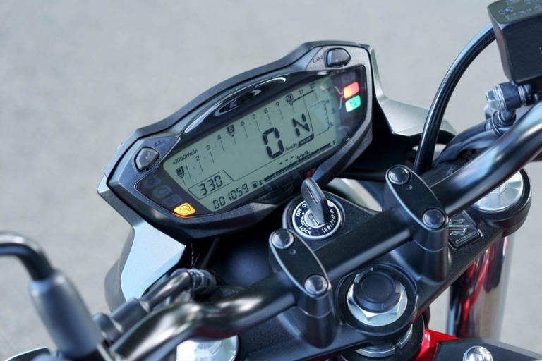 スズキ SV650 メーター|生産終了でも色褪せないスズキの名機SV650ABS! 中古車購入前に知りたいポジションと走行性能を、2021年モデル試乗レビューで振り返り【バイク選び】