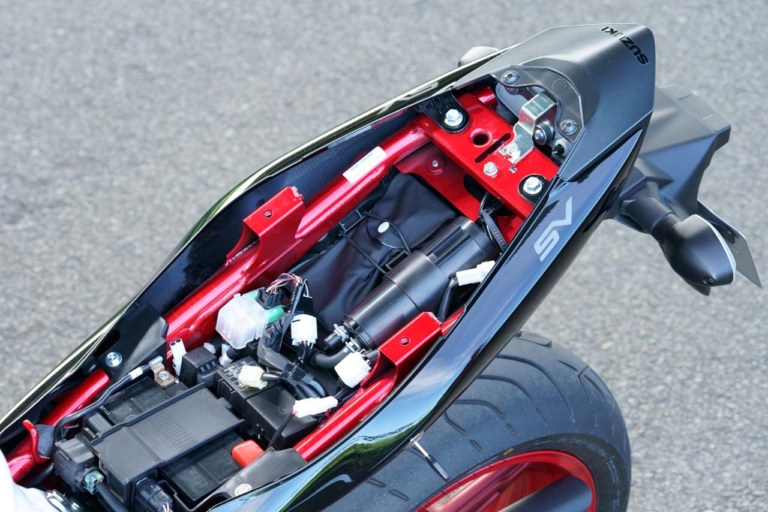 スズキ SV650 シート下&車載工具|生産終了でも色褪せないスズキの名機SV650ABS! 中古車購入前に知りたいポジションと走行性能を、2021年モデル試乗レビューで振り返り【バイク選び】