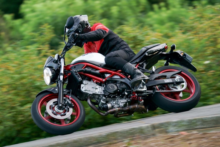 〈アーカイブ〉スズキSV650 ABS[最新型バイクカタログ]：スリムなミドルVツイン【2023】