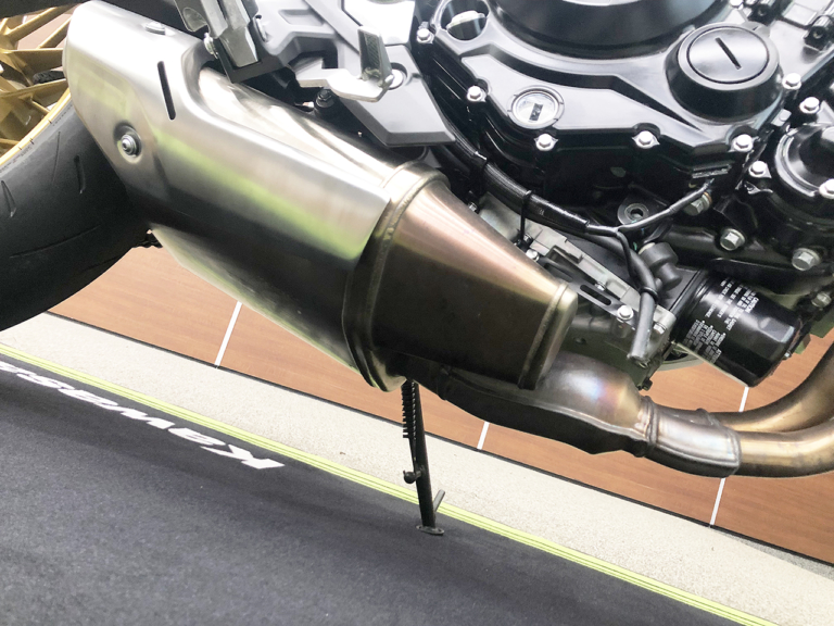Z650RS|マフラー||跨ったァァァァ! 新型カワサキZ650RSついに日本初公開!!〈編集長即出しレポ〉