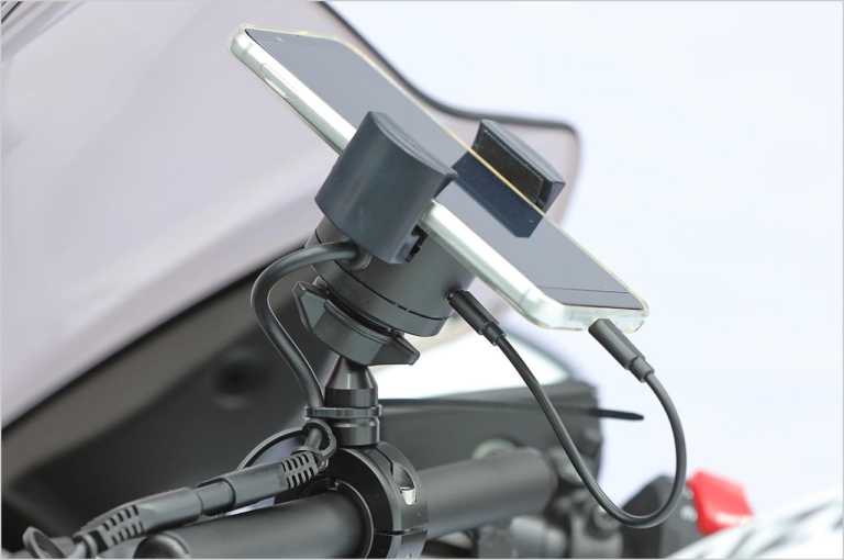 ハヤブサ用カスタムパーツ|キジマ テックマウント Tグリッパービルトインチャージャー|新型ハヤブサにフィットしたマストアイテムとスタイリングを重視した専用パーツが登場〈キジマ〉