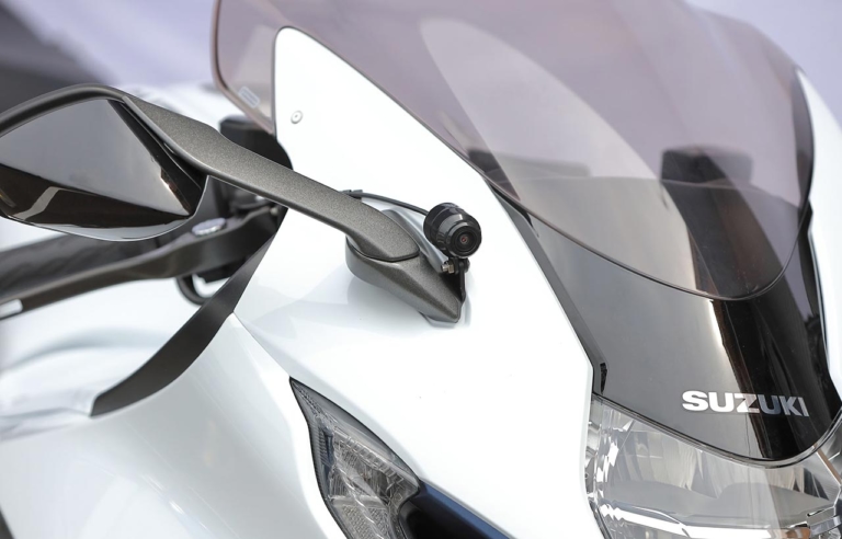 ハヤブサ用カスタムパーツ|キジマ ドライブレコーダー用フロントカメラステー|新型ハヤブサにフィットしたマストアイテムとスタイリングを重視した専用パーツが登場〈キジマ〉