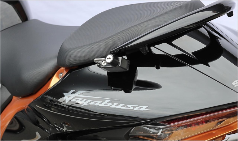 ハヤブサ用カスタムパーツ|キジマ ヘルメットロック|新型ハヤブサにフィットしたマストアイテムとスタイリングを重視した専用パーツが登場〈キジマ〉