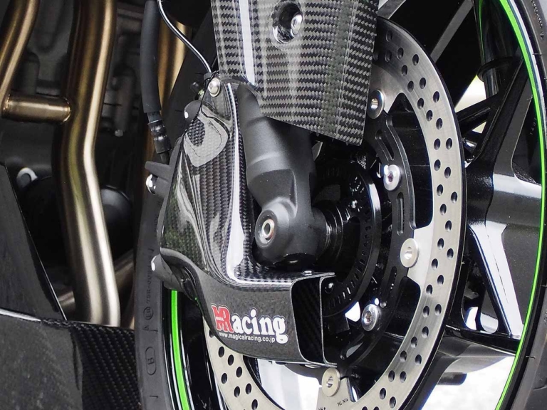 マジカルレーシング ストリートボディワーク キャリパークーリングダクト|走行風でキャリパーを冷却し安定したブレーキ性能を発揮する「キャリパークーリングエアダクト」〈マジカルレーシング〉