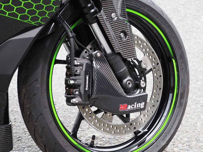 マジカルレーシング ストリートボディワーク キャリパークーリングダクト|走行風でキャリパーを冷却し安定したブレーキ性能を発揮する「キャリパークーリングエアダクト」〈マジカルレーシング〉