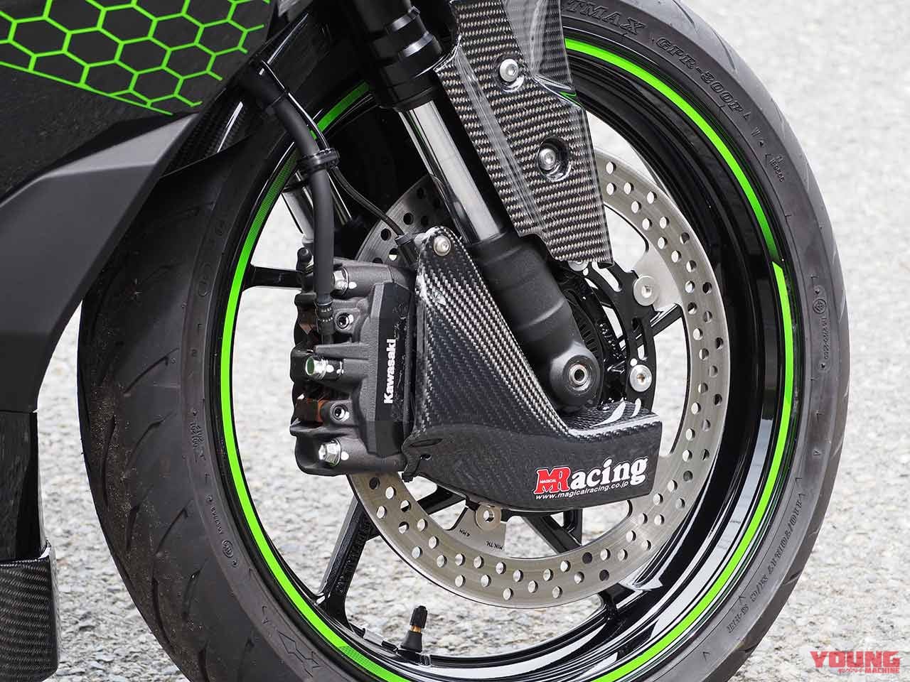 |走行風でキャリパーを冷却し安定したブレーキ性能を発揮する「キャリパークーリングエアダクト」〈マジカルレーシング〉