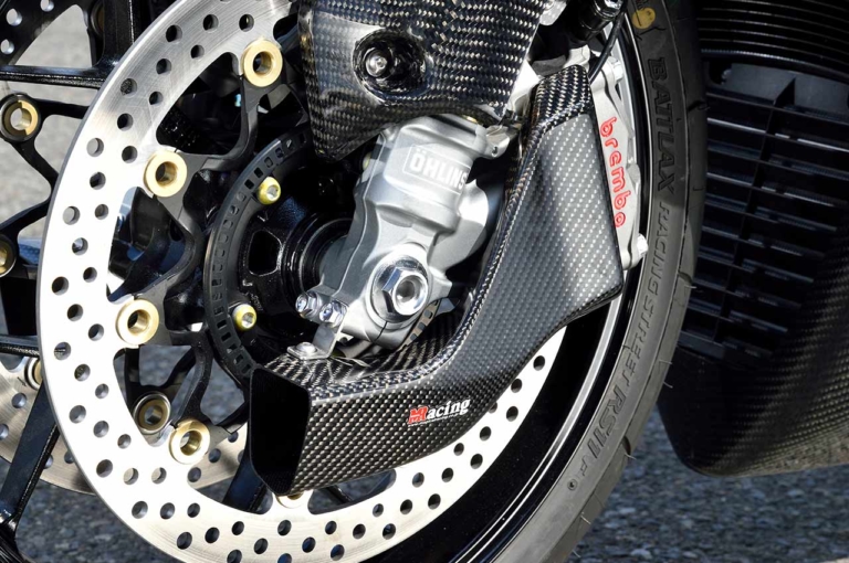 マジカルレーシング ストリートボディワーク キャリパークーリングダクト|走行風でキャリパーを冷却し安定したブレーキ性能を発揮する「キャリパークーリングエアダクト」〈マジカルレーシング〉