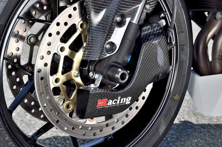 マジカルレーシング ストリートボディワーク キャリパークーリングダクト|走行風でキャリパーを冷却し安定したブレーキ性能を発揮する「キャリパークーリングエアダクト」〈マジカルレーシング〉