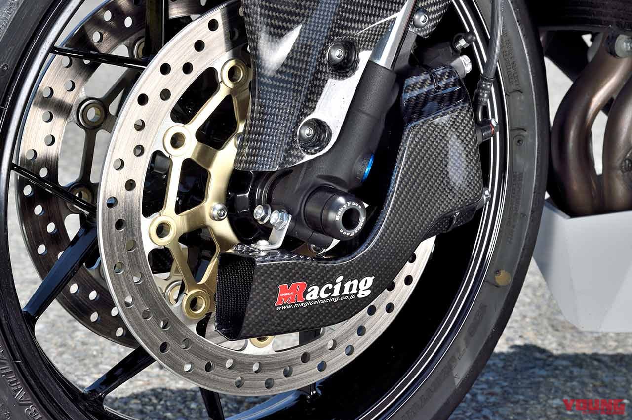 |走行風でキャリパーを冷却し安定したブレーキ性能を発揮する「キャリパークーリングエアダクト」〈マジカルレーシング〉