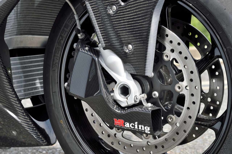 マジカルレーシング ストリートボディワーク キャリパークーリングダクト|走行風でキャリパーを冷却し安定したブレーキ性能を発揮する「キャリパークーリングエアダクト」〈マジカルレーシング〉