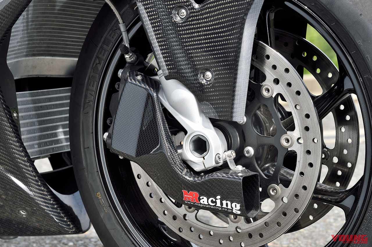 |走行風でキャリパーを冷却し安定したブレーキ性能を発揮する「キャリパークーリングエアダクト」〈マジカルレーシング〉
