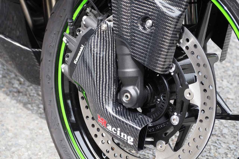 マジカルレーシング ストリートボディワーク キャリパークーリングダクト|走行風でキャリパーを冷却し安定したブレーキ性能を発揮する「キャリパークーリングエアダクト」〈マジカルレーシング〉