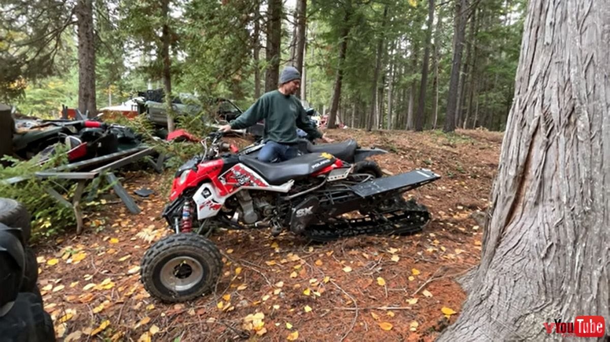 全地形対応バイクだと 前は2輪で後ろは無限軌道のオフロードカスタムバイクがおもしろい Youtube Webヤングマシン 新車バイクニュース 全地形対応バイクだと 前は2輪で後ろは無限軌道のオフロードカスタムバイクがおもしろい Youtube Webヤングマシン 新車バイクニュース