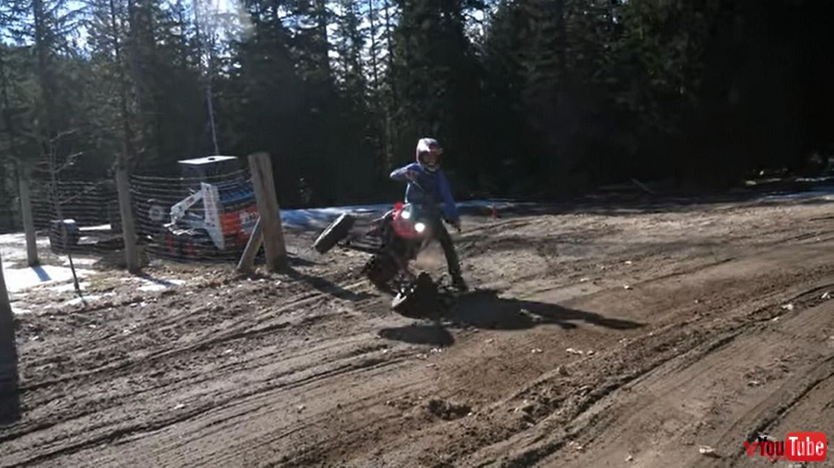 全地形対応バイクだと 前は2輪で後ろは無限軌道のオフロードカスタムバイクがおもしろい Youtube Webヤングマシン 最新バイク情報 全地形対応バイクだと 前は2輪で後ろは無限軌道のオフロードカスタムバイクがおもしろい Youtube Webヤングマシン 最新バイク情報