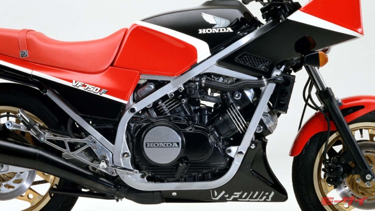バイクではMotoGPマシンも採用する「V4エンジン」、クルマでほぼ見かけないのはナゼ？