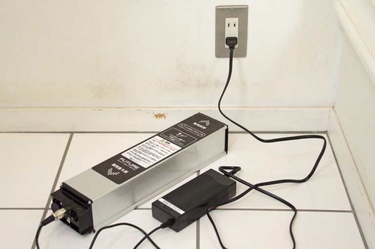 電動ミニカー|フューチャー フューチャーモビリティ F1|バッテリー|折りたためる電動3輪ミニカー「フューチャーモビリティF1」試乗インプレッション