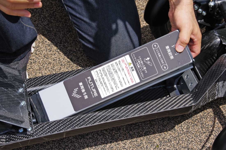 電動ミニカー|フューチャー フューチャーモビリティ F1|バッテリー|折りたためる電動3輪ミニカー「フューチャーモビリティF1」試乗インプレッション